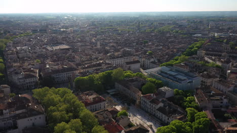 Luftaufnahme-Des-Stadtzentrums-Von-Assas-Square-Maison-Carre-Nîmes-Am-Frühlingsmorgen